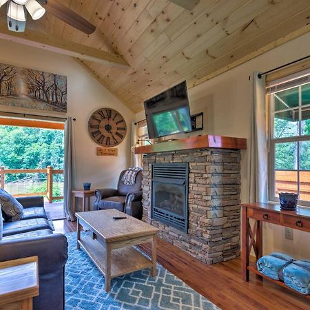 Cozy Riverfront Cabin With Private Deck And Hot Tub! Брайсон-Сити Экстерьер фото
