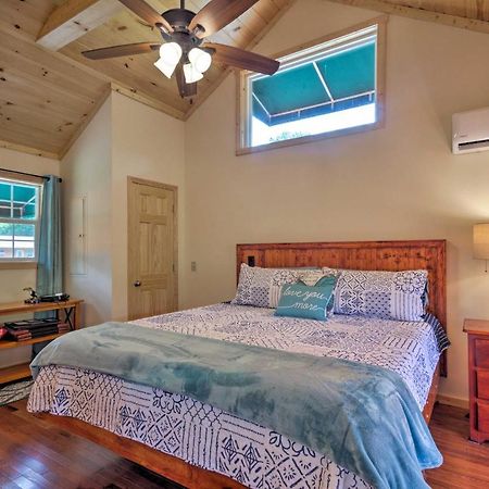 Cozy Riverfront Cabin With Private Deck And Hot Tub! Брайсон-Сити Экстерьер фото