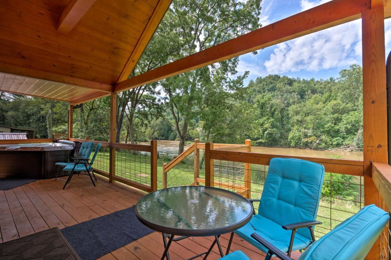 Cozy Riverfront Cabin With Private Deck And Hot Tub! Брайсон-Сити Экстерьер фото