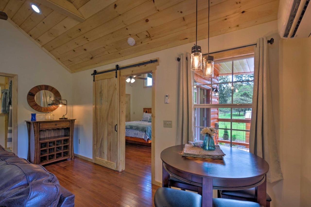 Cozy Riverfront Cabin With Private Deck And Hot Tub! Брайсон-Сити Экстерьер фото