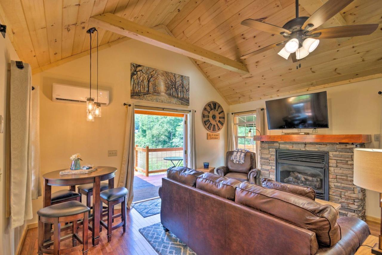 Cozy Riverfront Cabin With Private Deck And Hot Tub! Брайсон-Сити Экстерьер фото