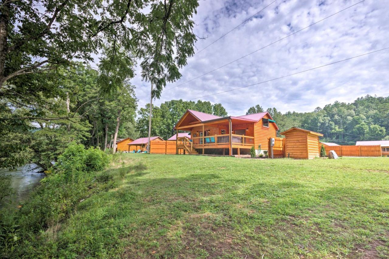 Cozy Riverfront Cabin With Private Deck And Hot Tub! Брайсон-Сити Экстерьер фото