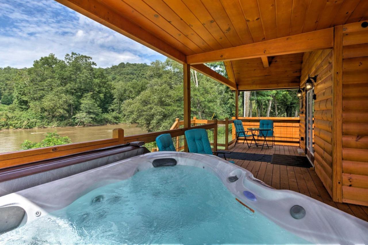 Cozy Riverfront Cabin With Private Deck And Hot Tub! Брайсон-Сити Экстерьер фото